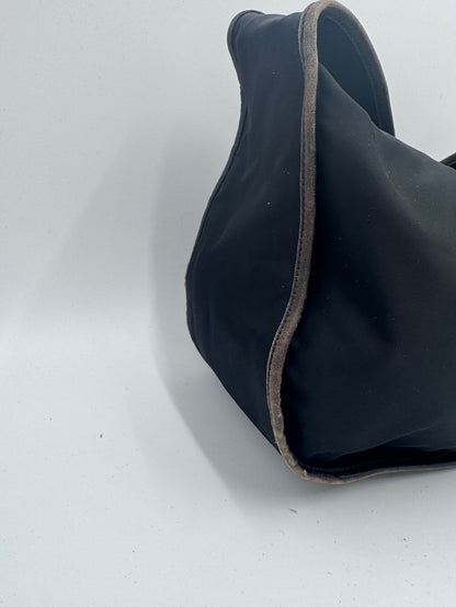 Seitliche Perspektive der vintage Prada One Shoulder Nylon, betont das elegante Profil.