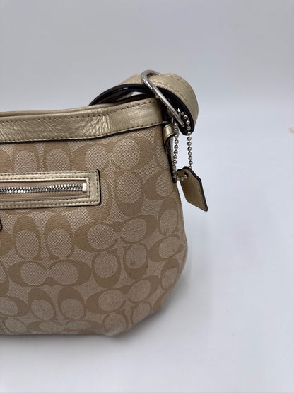 Detailaufnahme der Seitenansicht dieser Gold secondhand Schultertasche-Tasche.