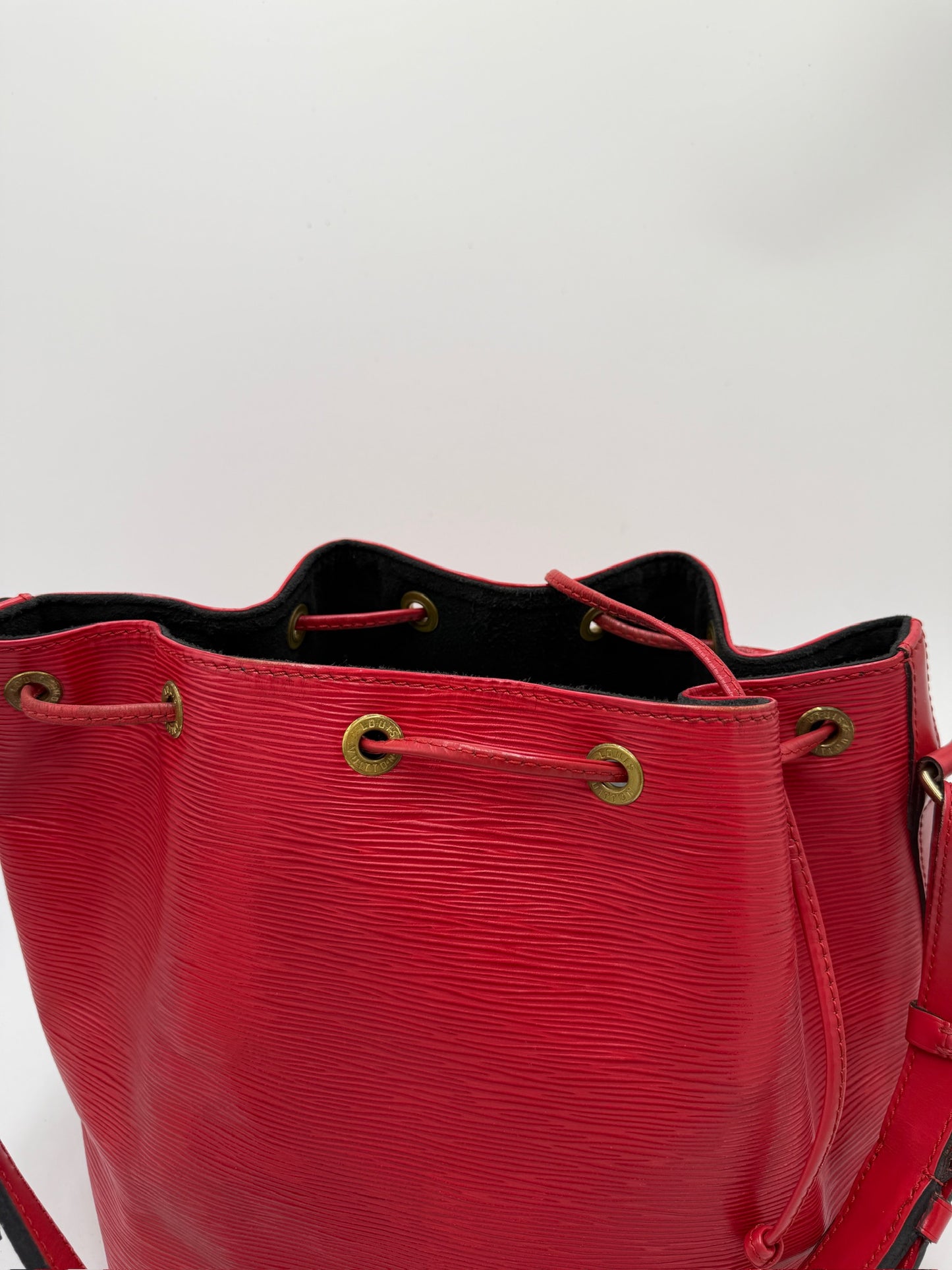 Louis Vuitton Petite Noè rot