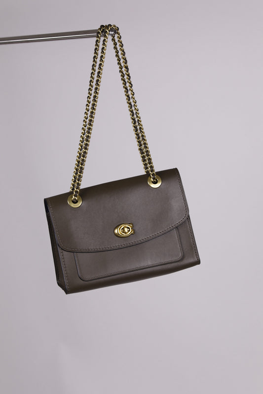 Frontalansicht der pre-owned Coach Cassie in Grün.