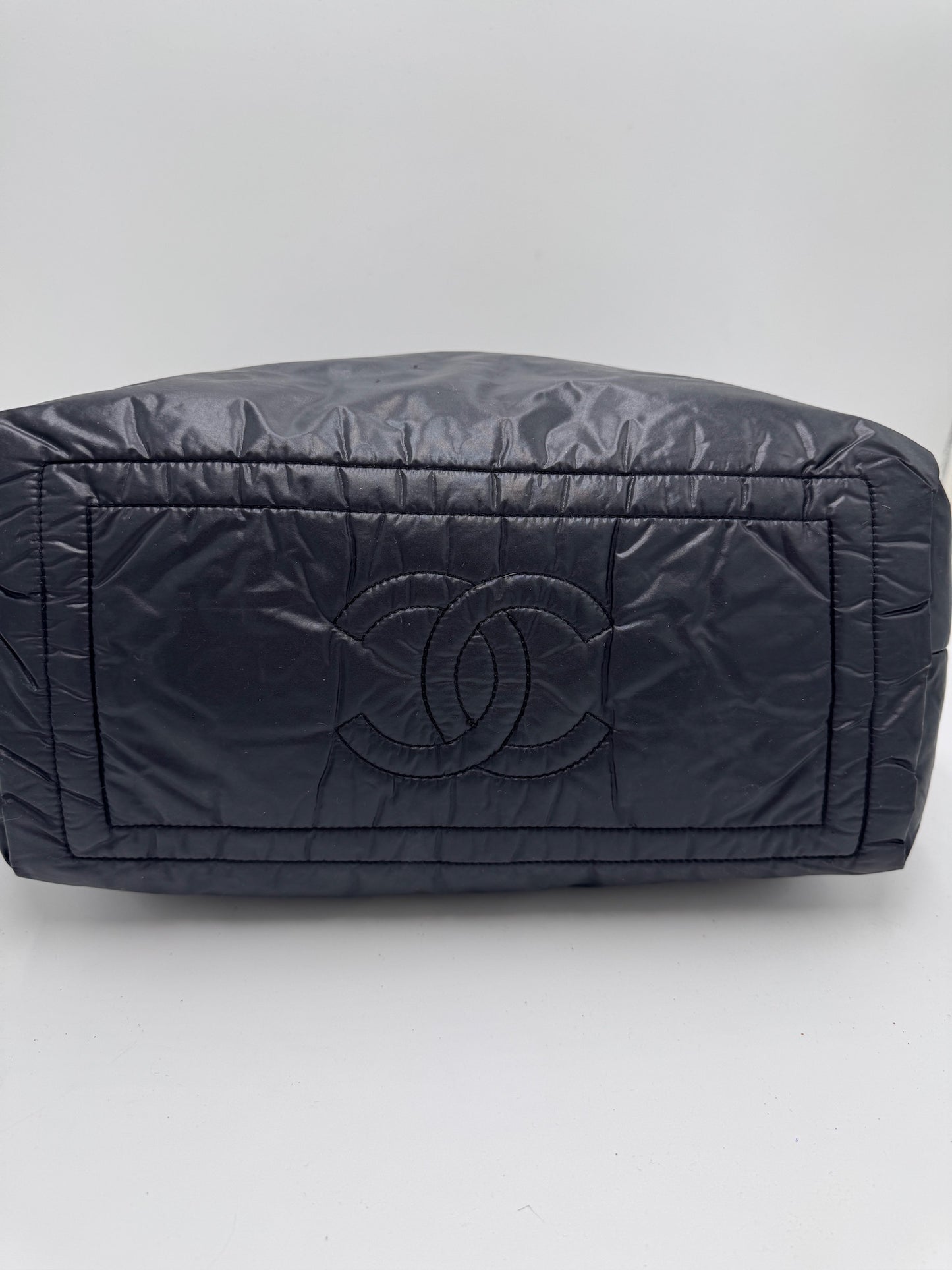 Unterseite dieser pre-owned Chanel Puffer Series Nylon mit edlem Look in Schwarz.