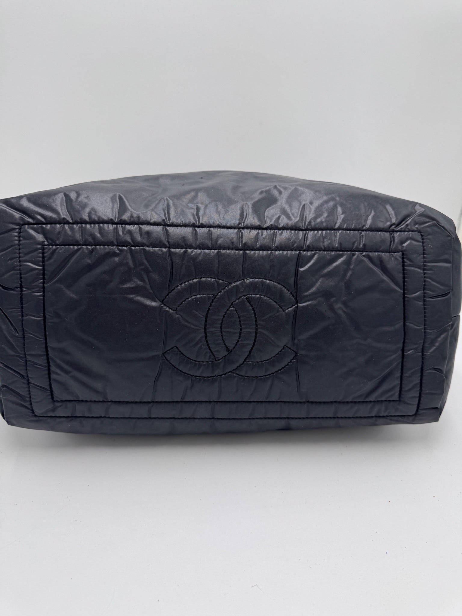 Unterseite dieser pre-owned Chanel Puffer Series Nylon mit edlem Look in Schwarz.