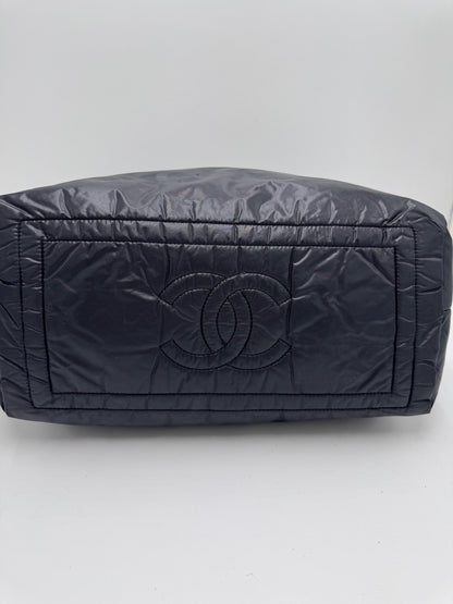Unterseite dieser pre-owned Chanel Puffer Series Nylon mit edlem Look in Schwarz.
