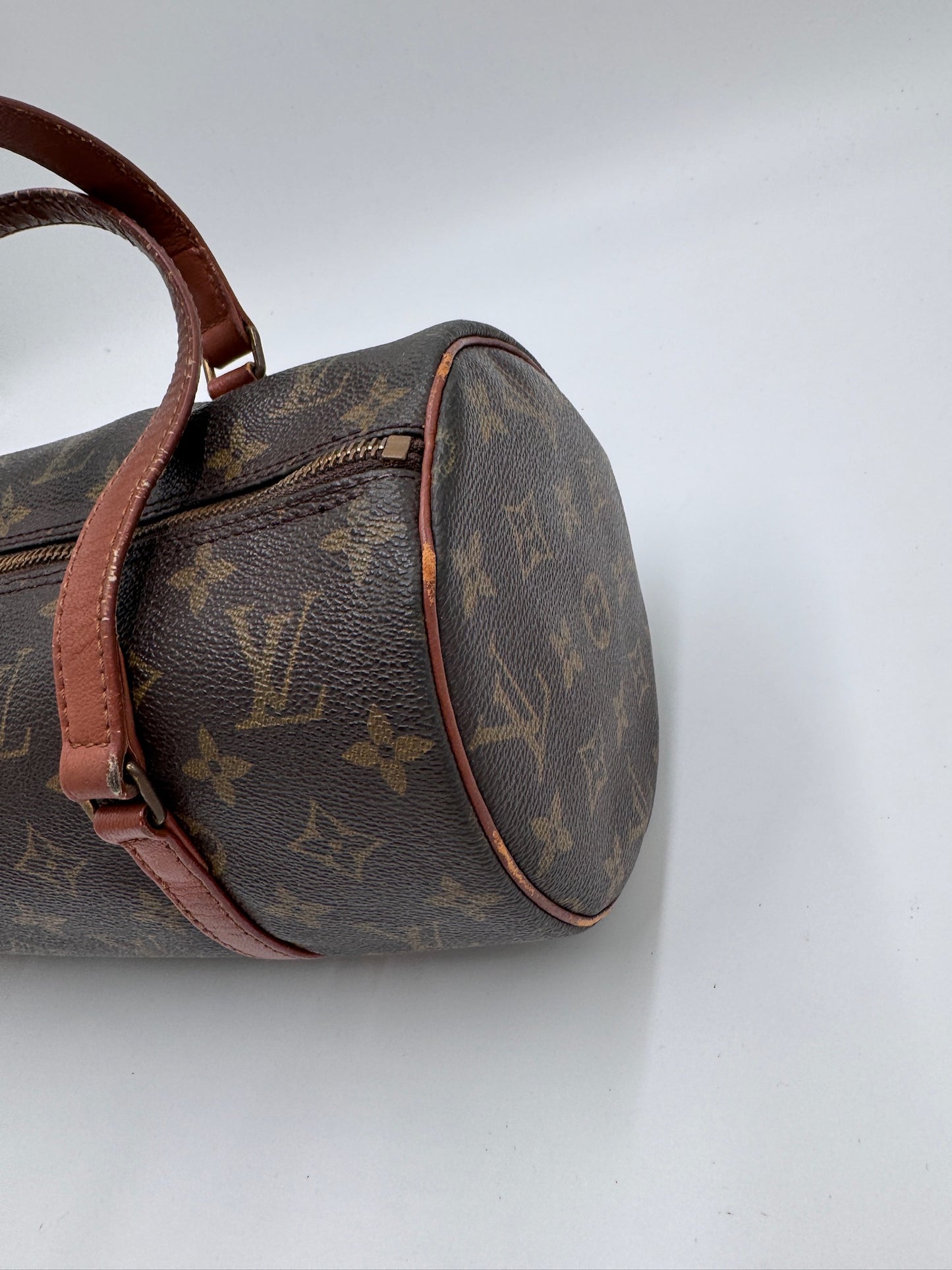 Seitliche Perspektive der preloved Louis Vuitton Papillon 30, betont das elegante Profil.