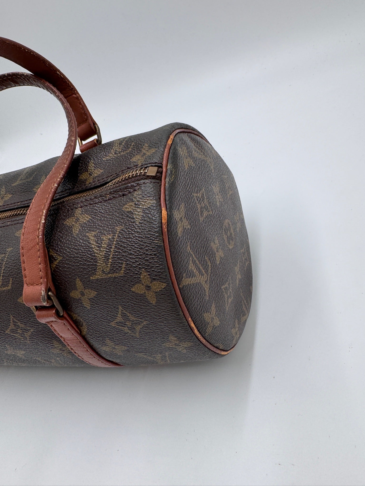 Seitliche Perspektive der preloved Louis Vuitton Papillon 30, betont das elegante Profil.