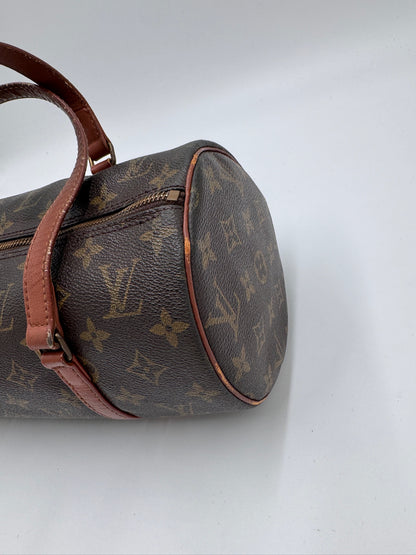 Seitliche Perspektive der preloved Louis Vuitton Papillon 30, betont das elegante Profil.