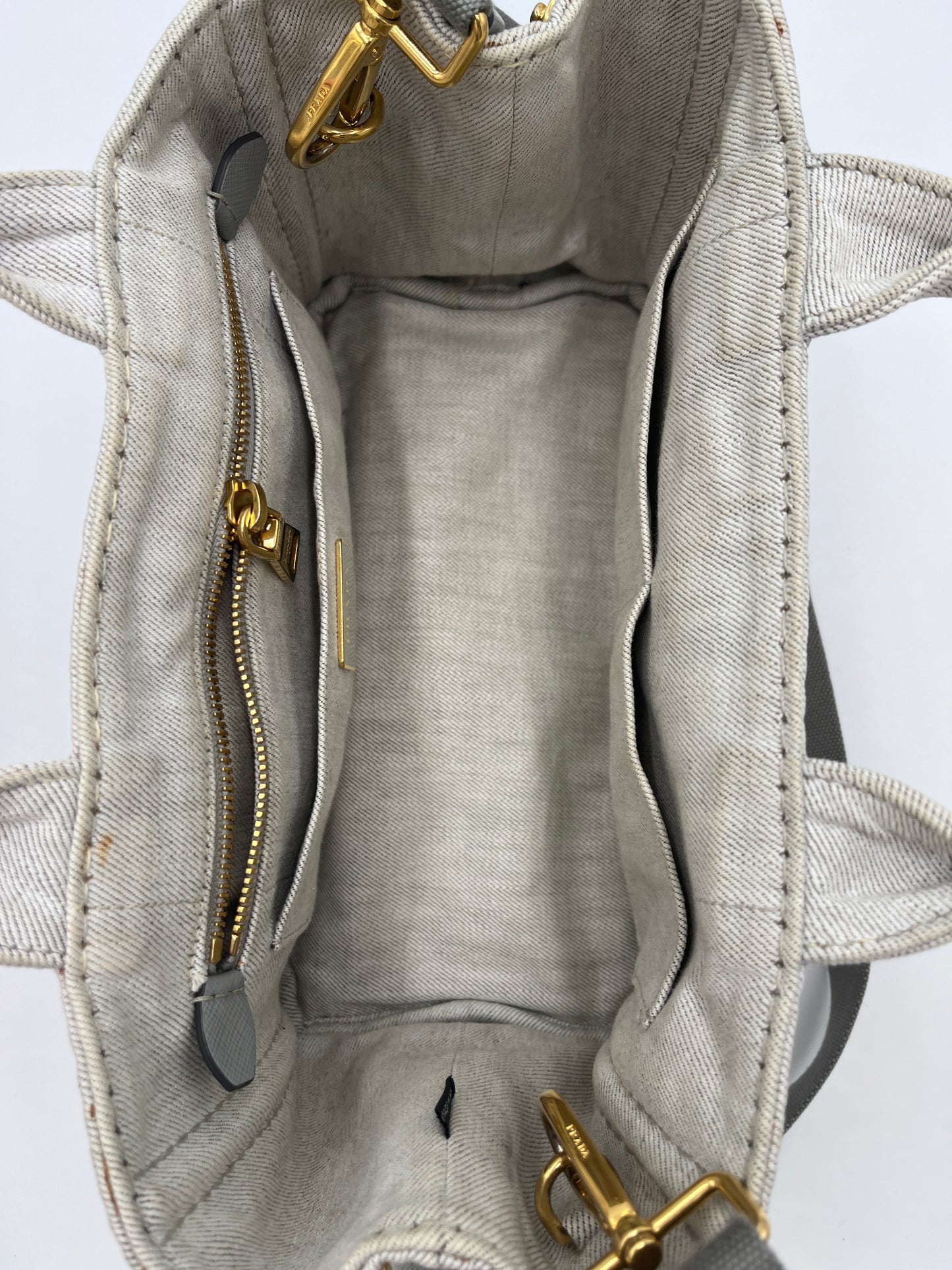 Innenansicht der pre-owned Prada Canapa in beige / creme – organisiert und stilvoll.