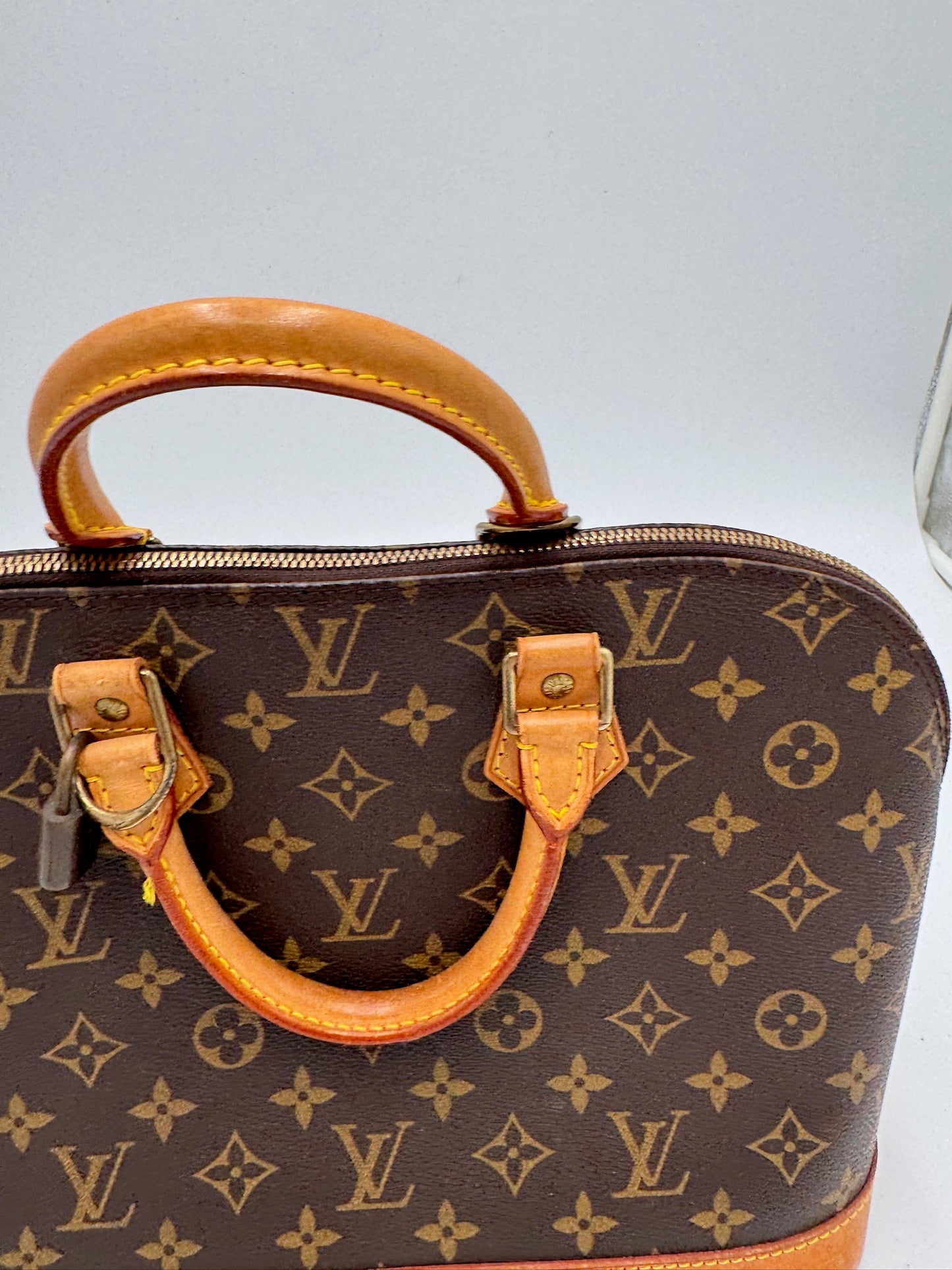Henkel der vintage Louis Vuitton Alma PM – Monogram, bequem und hochwertig.