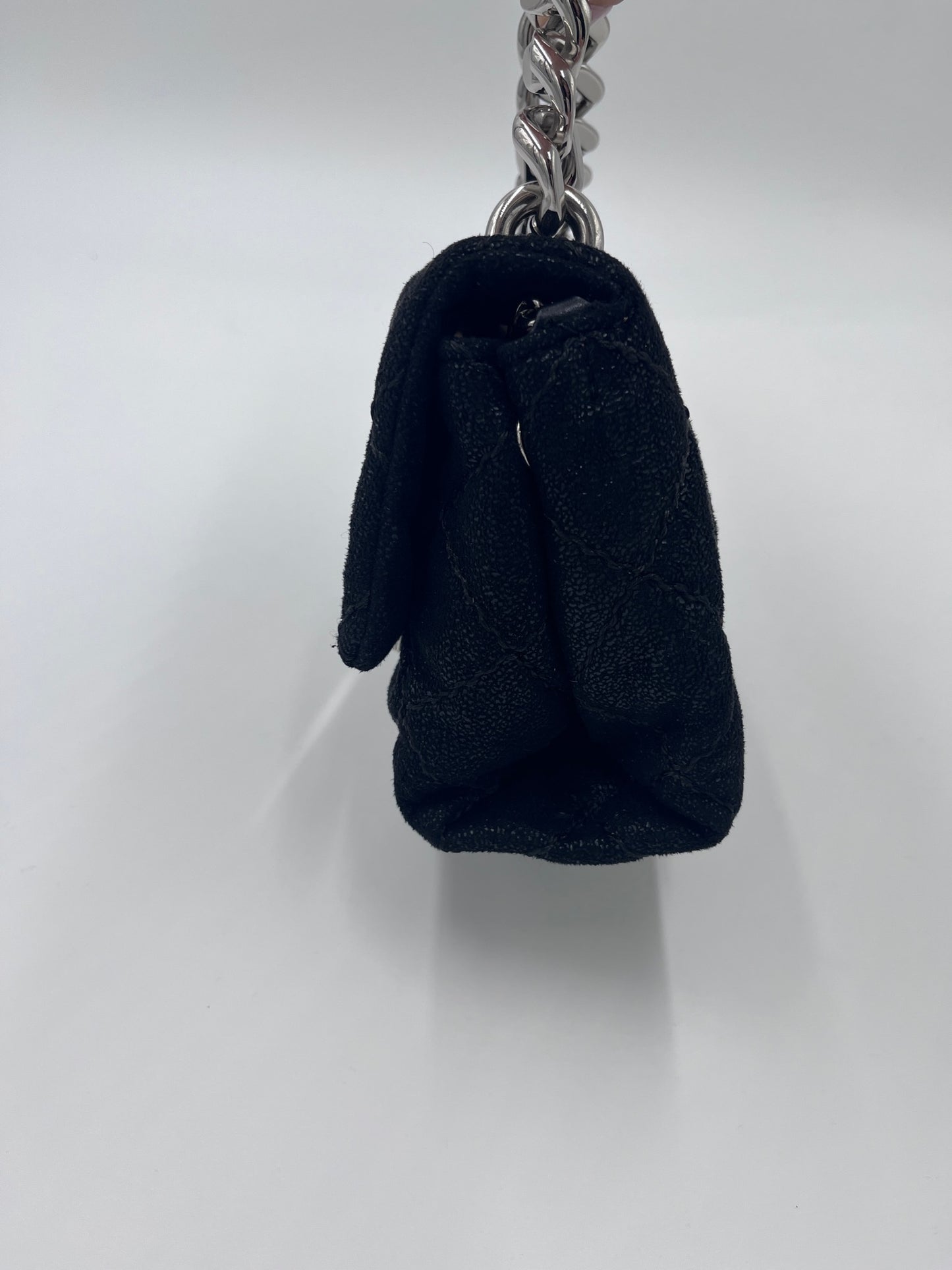Seitenansicht der Stella McCartney Crossbody Mini Allegra in schwarz – charaktervolle secondhand Tasche.