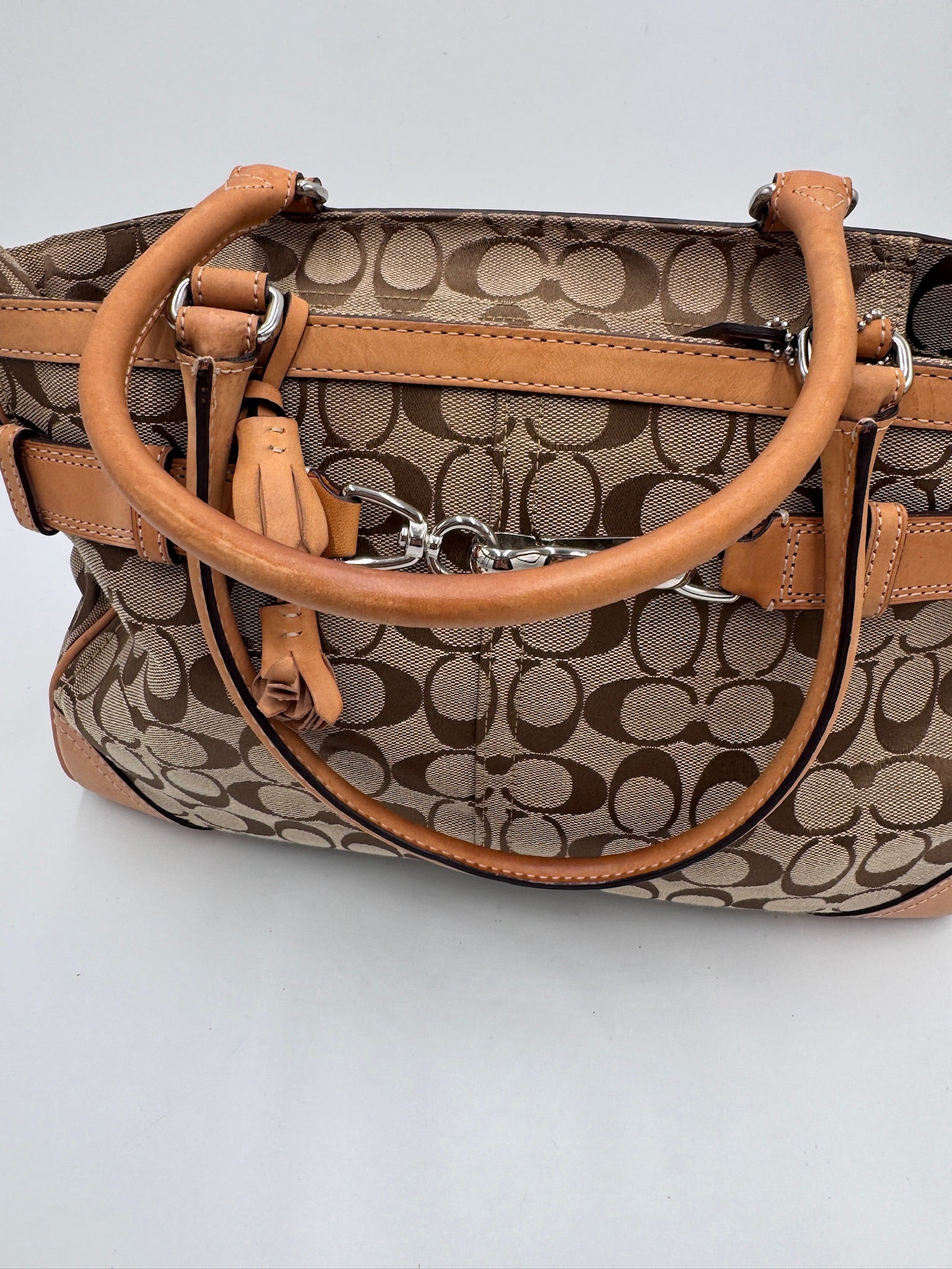 Tragegriffe dieser Gelb Coach Shoulder Bag in Schultertasche-Form.