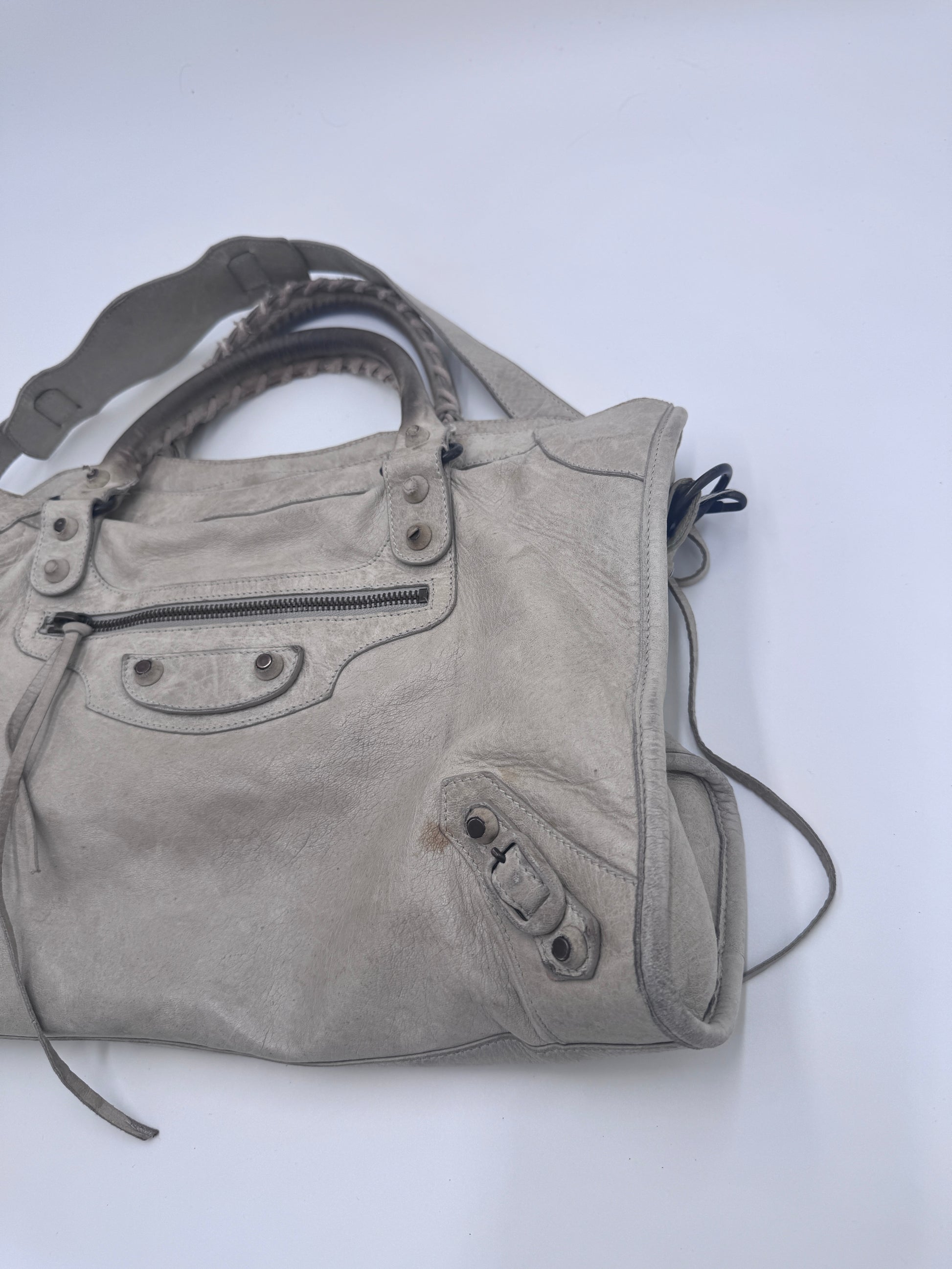 Seitliche Ansicht der Balenciaga The City Schultertasche, Details des hellen Leders
