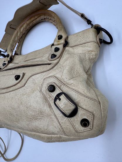 Seitenansicht der Balenciaga First Handbag in Beige – charaktervolle luxury secondhand Tasche.