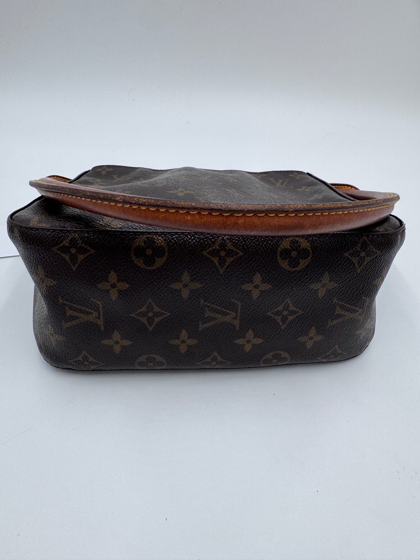 Taschenboden der pre-owned Louis Vuitton Looping – robuste Basis in monogram.