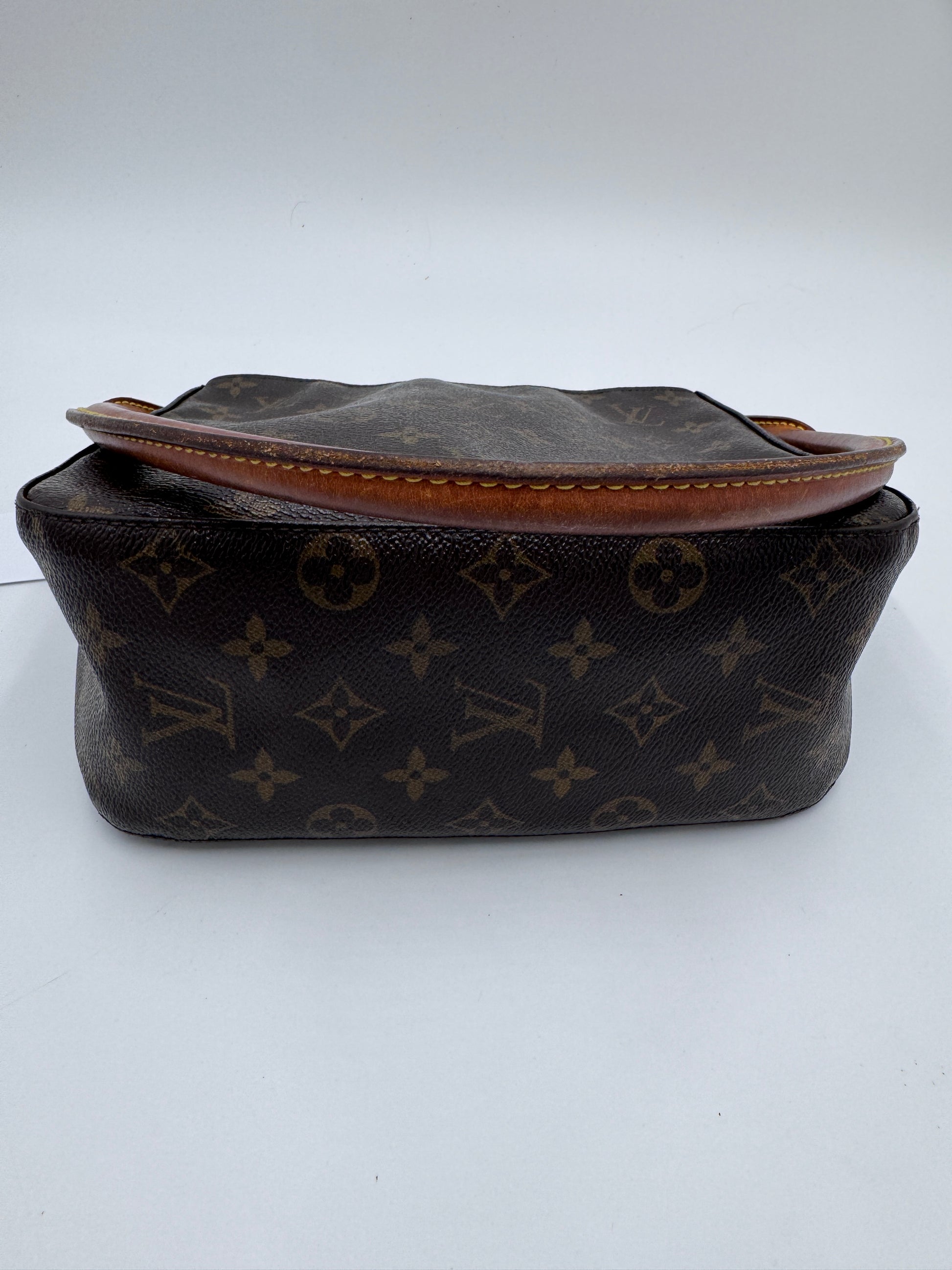 Taschenboden der pre-owned Louis Vuitton Looping – robuste Basis in monogram.