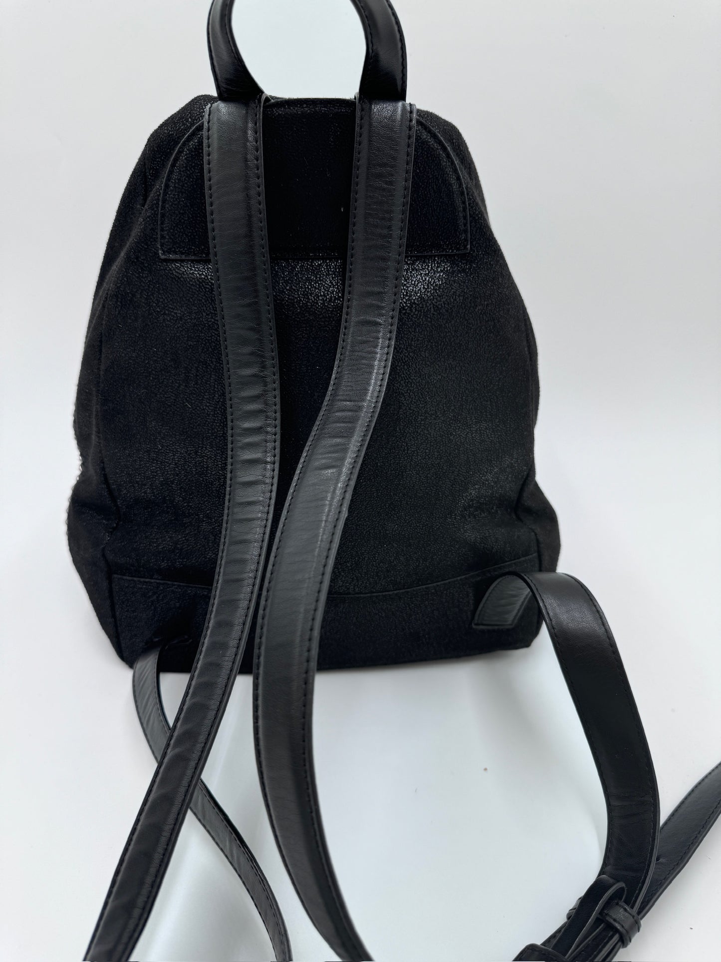 Hintere Perspektive dieser luxury secondhand Stella McCartney Rucksack in schwarz.