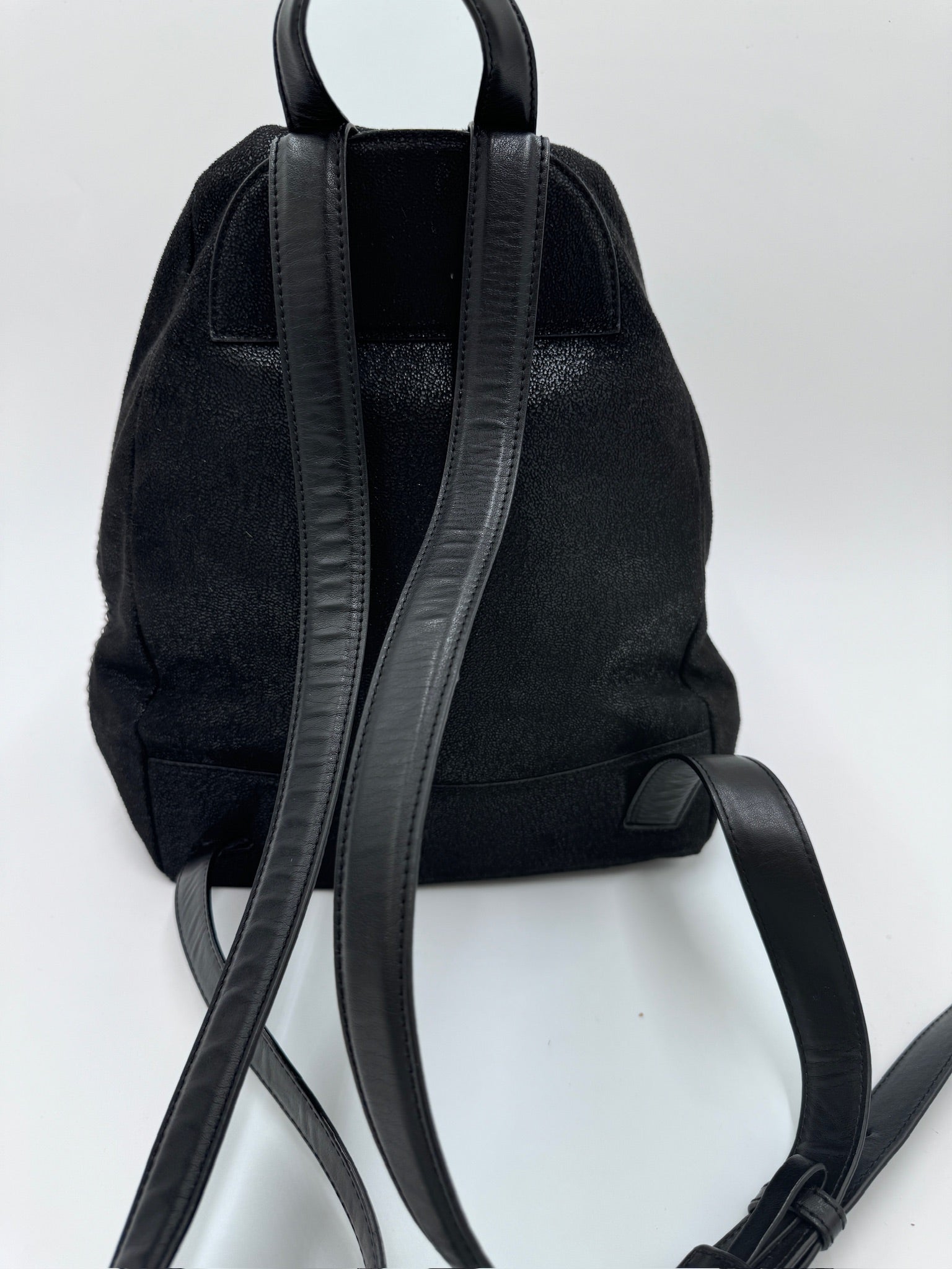 Hintere Perspektive dieser luxury secondhand Stella McCartney Rucksack in schwarz.