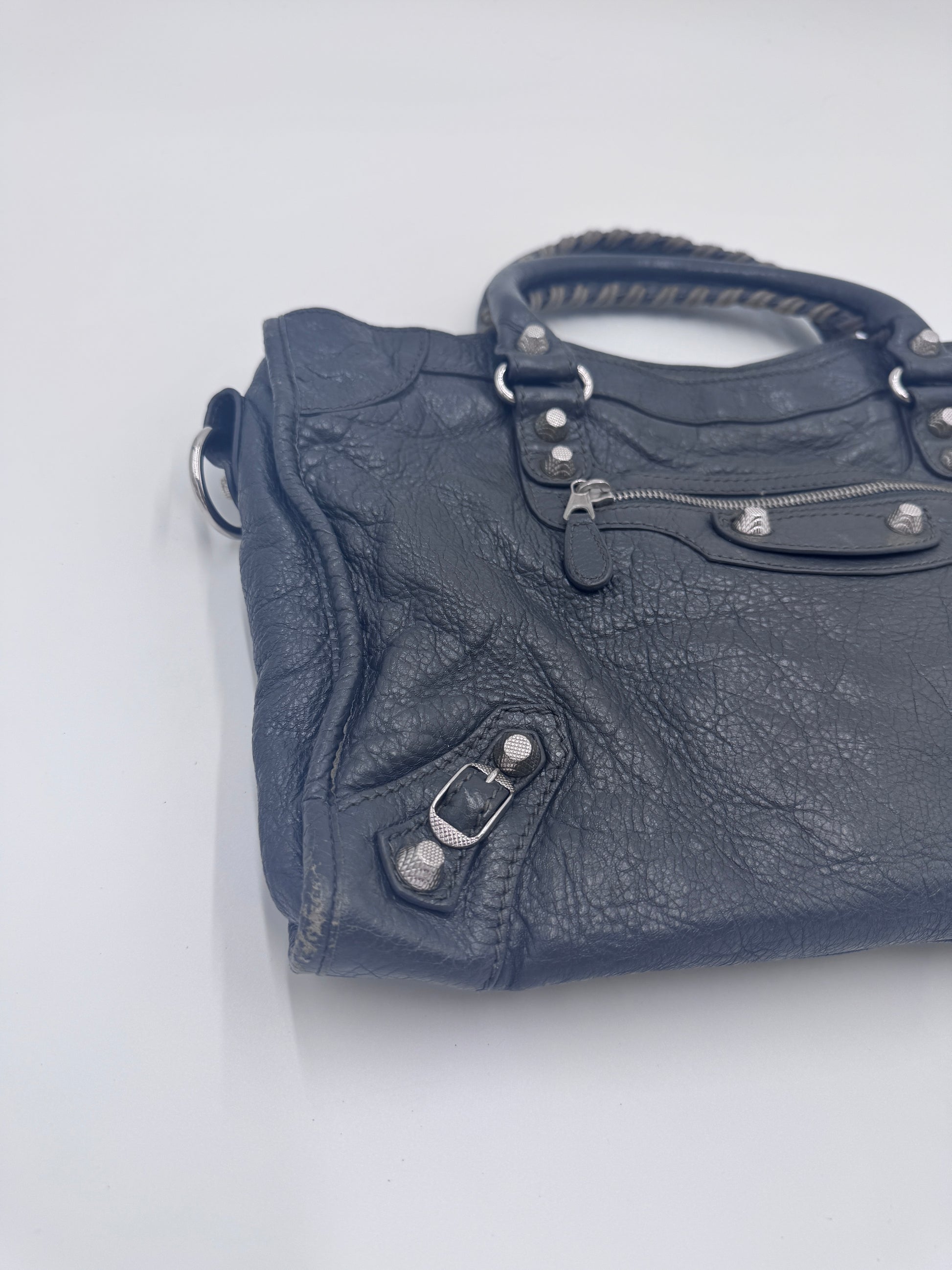 Seitliche Ansicht der Balenciaga The City Schultertasche, Details des schwarzen Leders