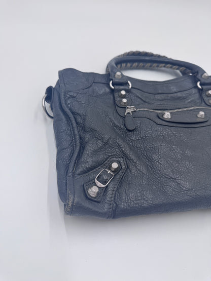 Seitliche Ansicht der Balenciaga The City Schultertasche, Details des schwarzen Leders