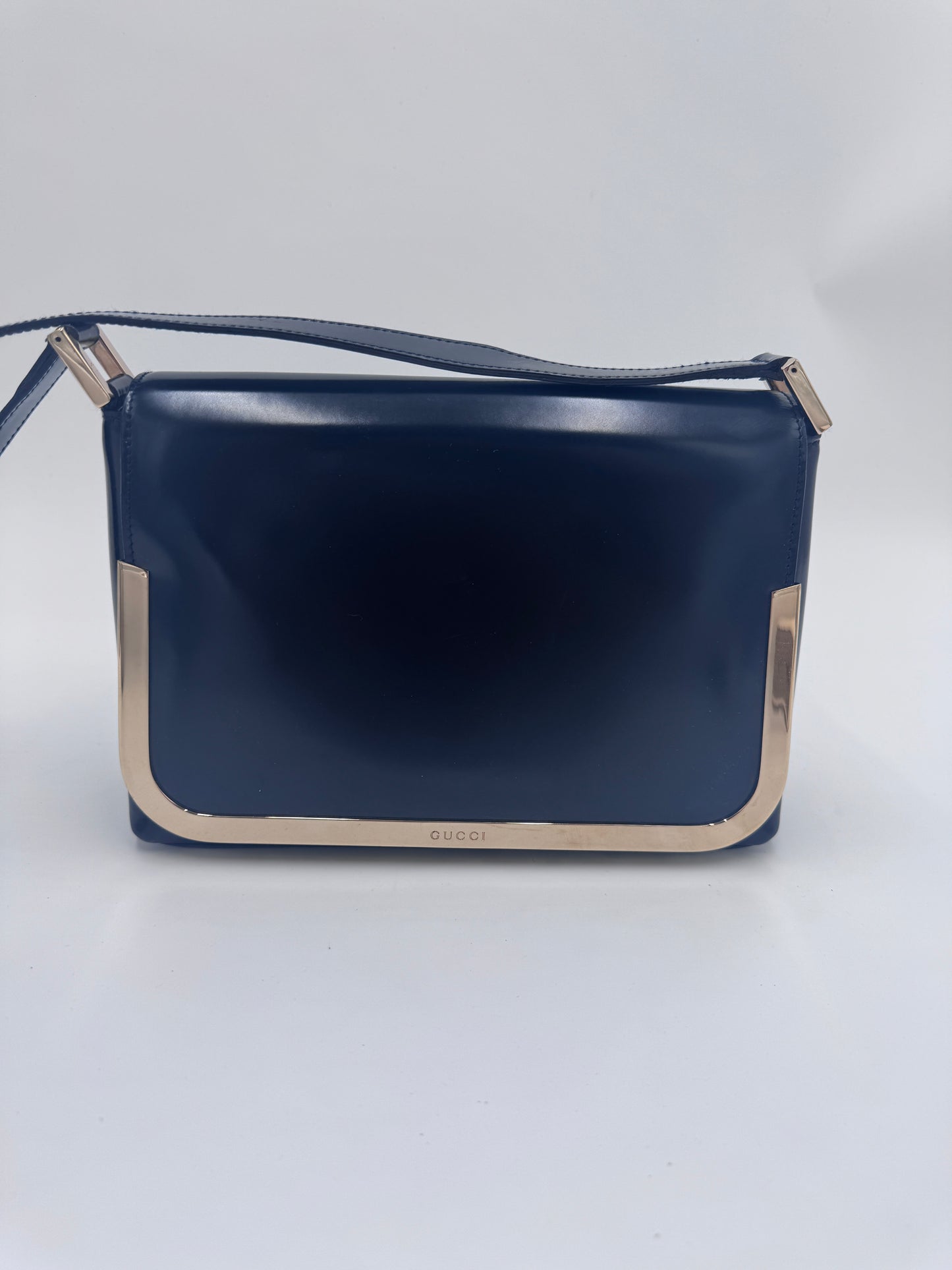 Komplette Ansicht der secondhand Gucci Shoulder Bag – luxuriöse Schultertasche-Tasche in schwarz.