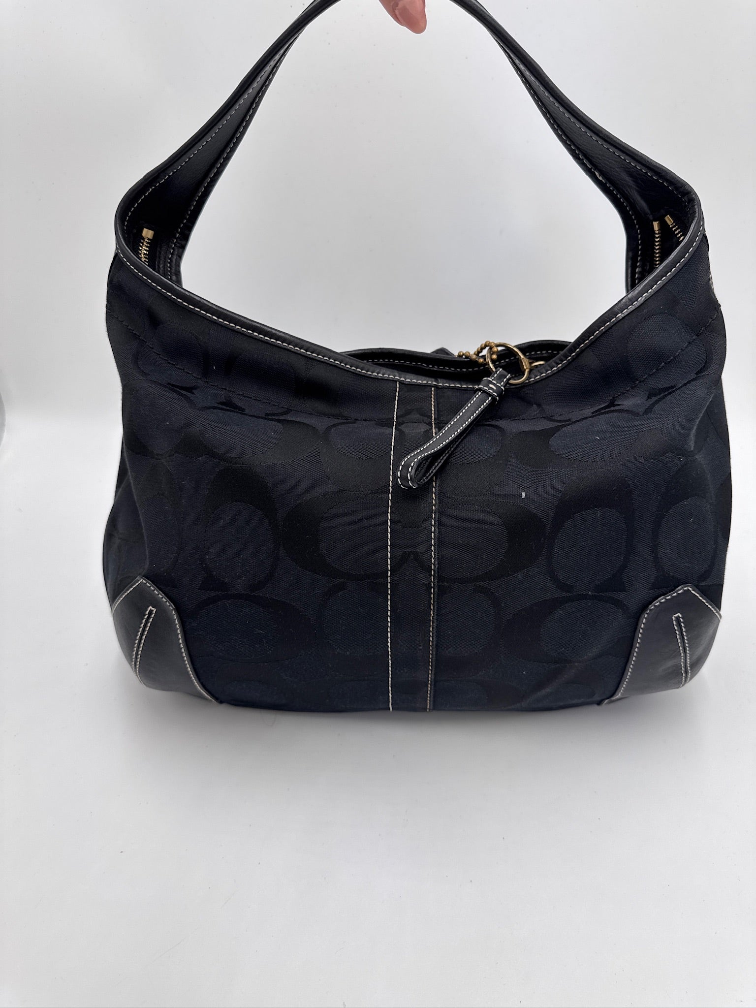 Rückseite der Schwarz vintage Coach Shoulder Bag – klassisch & zeitlos.