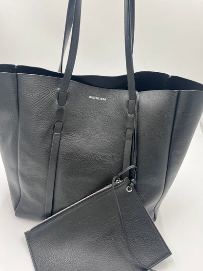 Detail Vorderseite des Balenciaga Shopper aus schwarzem Leder, Large