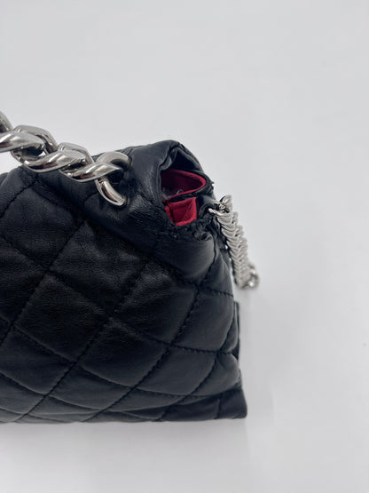 Nahaufnahme der preloved Stella McCartney Crossbody (Allegra) – feinste Details in schwarz.