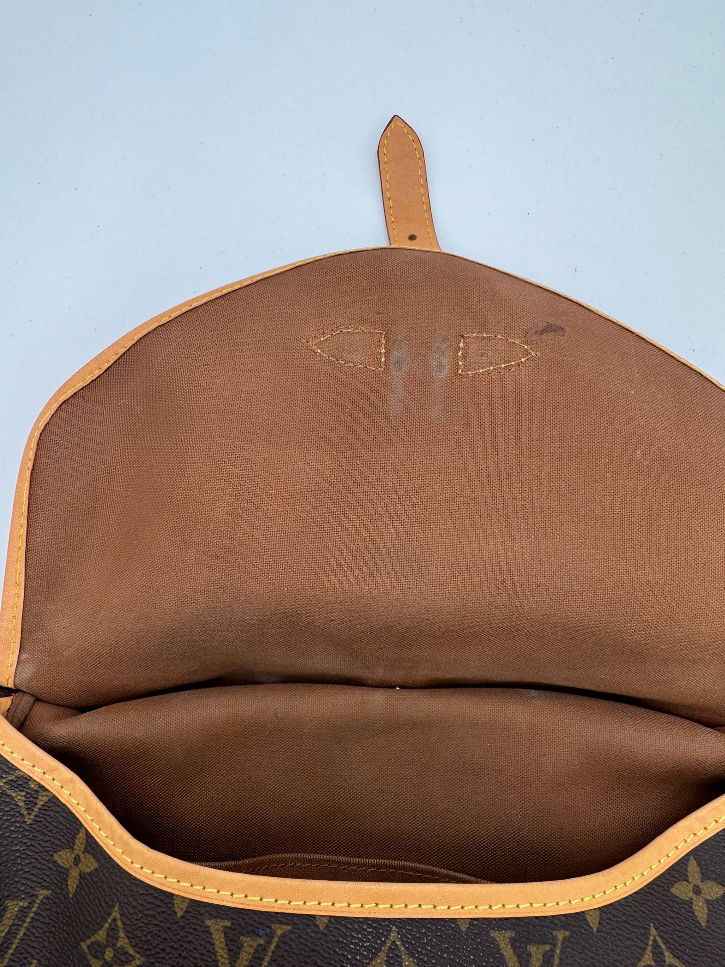 Innenansicht der vintage Louis Vuitton Saumur 30 in monogram – organisiert und stilvoll.