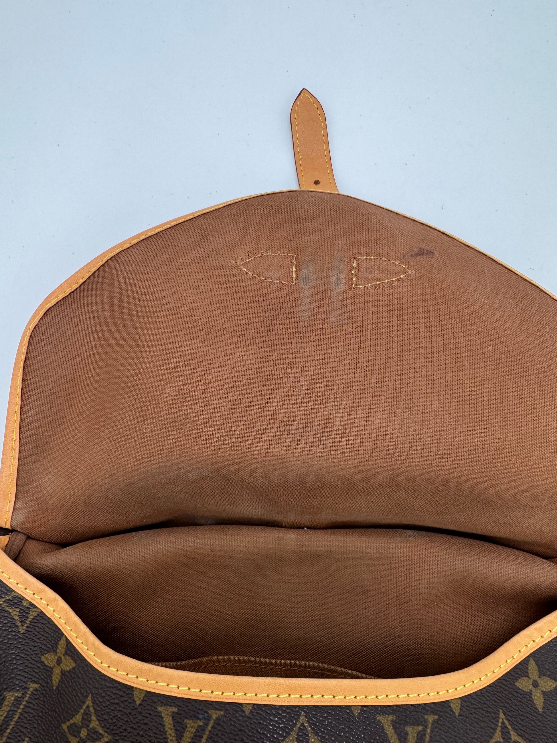 Innenansicht der vintage Louis Vuitton Saumur 30 in monogram – organisiert und stilvoll.