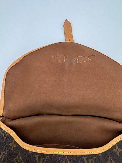 Innenansicht der vintage Louis Vuitton Saumur 30 in monogram – organisiert und stilvoll.
