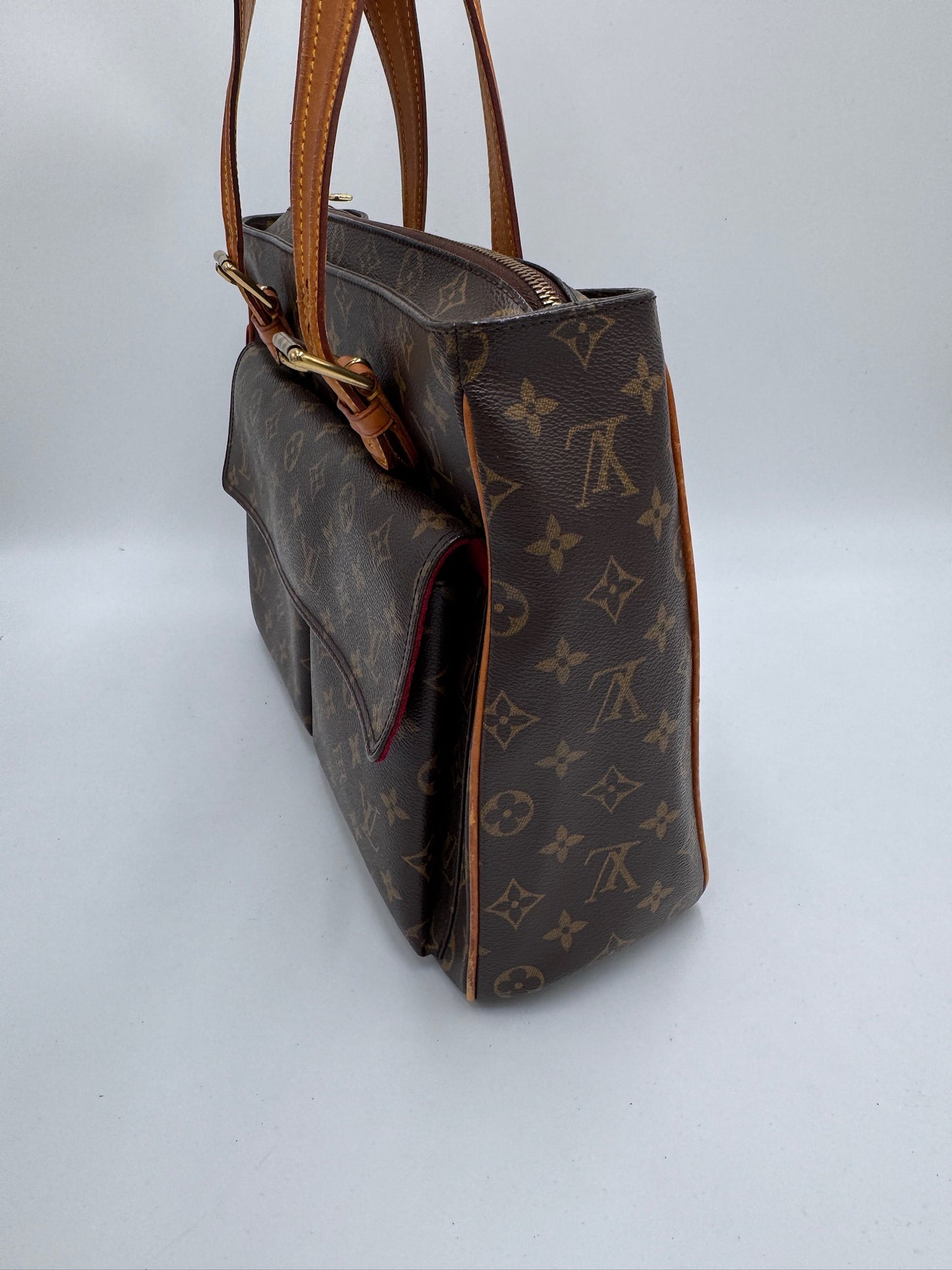 Seitliche Perspektive der pre-owned Louis Vuitton Multiplicity Cote PVC, betont das elegante Profil.
