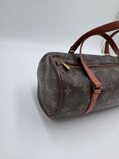 Seitliche Perspektive der preloved Louis Vuitton Papillon 30, betont das elegante Profil.