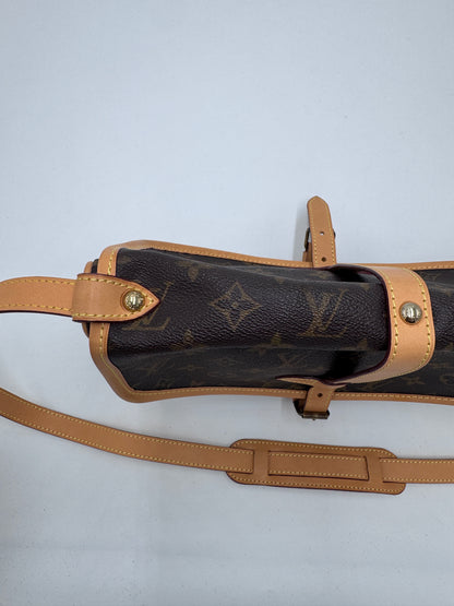 Oberseite dieser luxury secondhand Louis Vuitton Saumur 30 mit edlem Look in monogram.