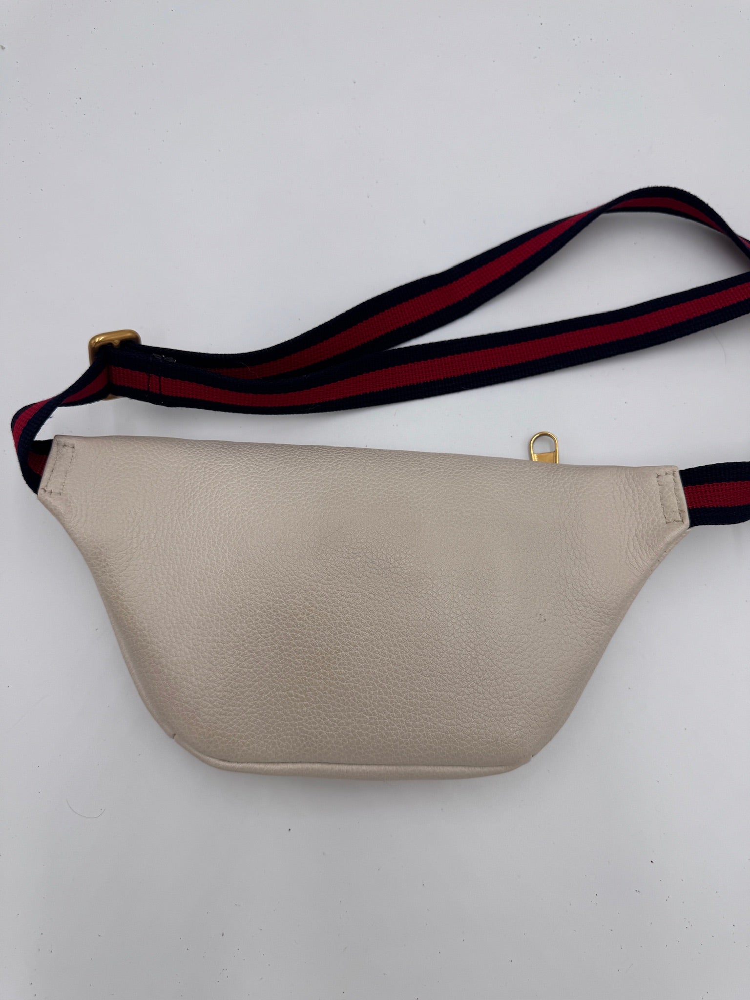 Detailansicht des Rückteils der Gucci Bauchtasche (Beige).