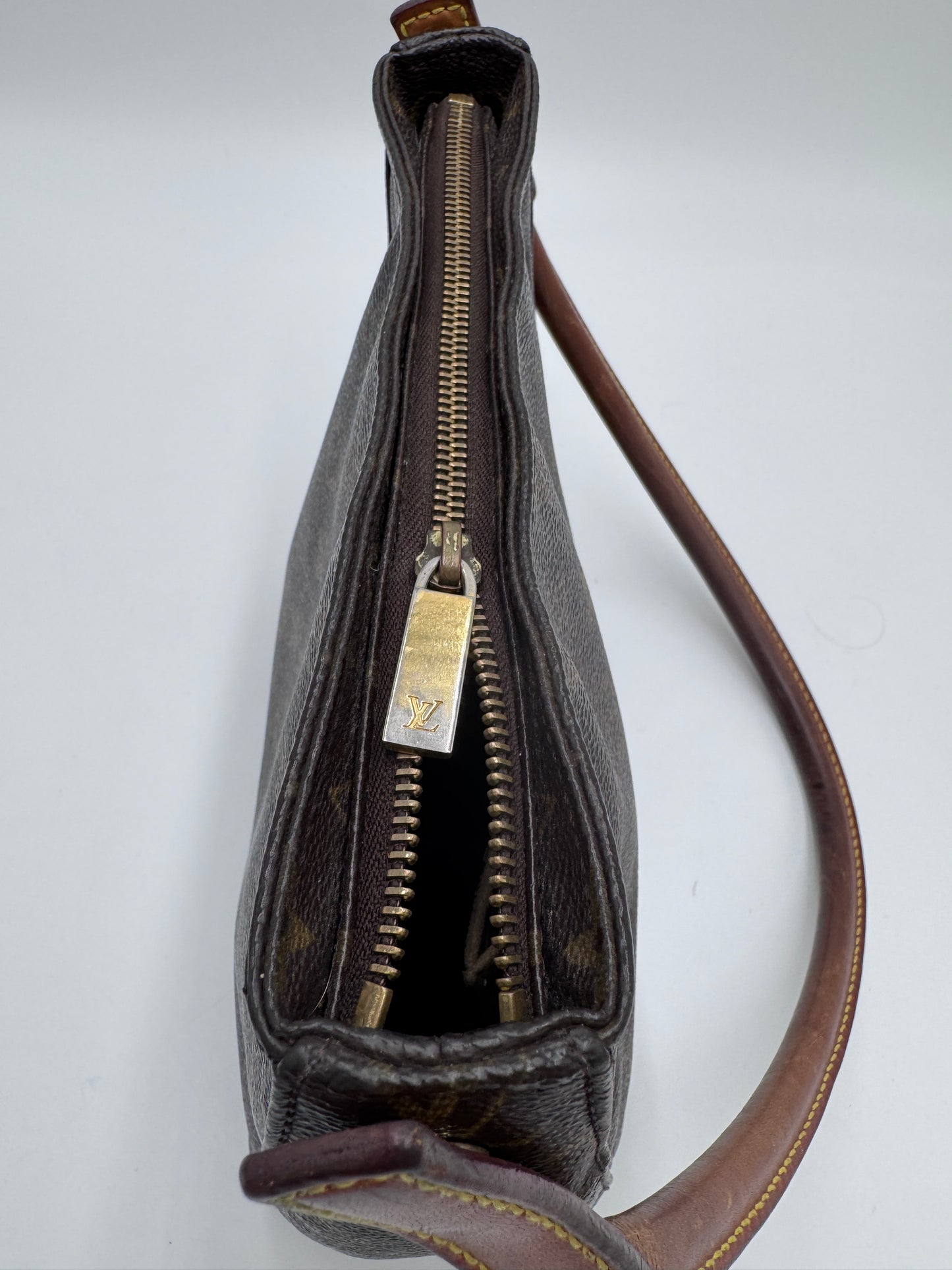 Akzente & Hardware dieser monogram luxury secondhand Louis Vuitton Mini Looping im Fokus.