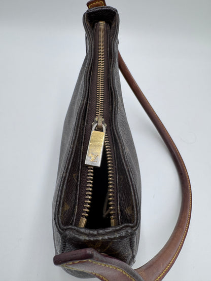 Akzente & Hardware dieser monogram luxury secondhand Louis Vuitton Mini Looping im Fokus.