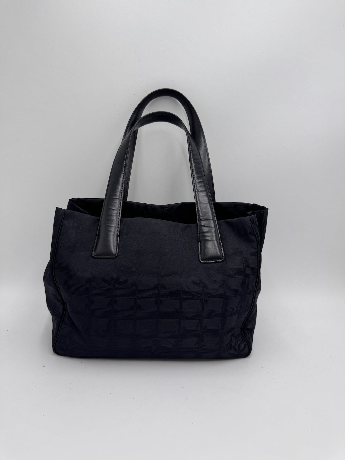 Gesamtdarstellung dieser stilvollen preloved Chanel Shopper Stoff (Schwarz).