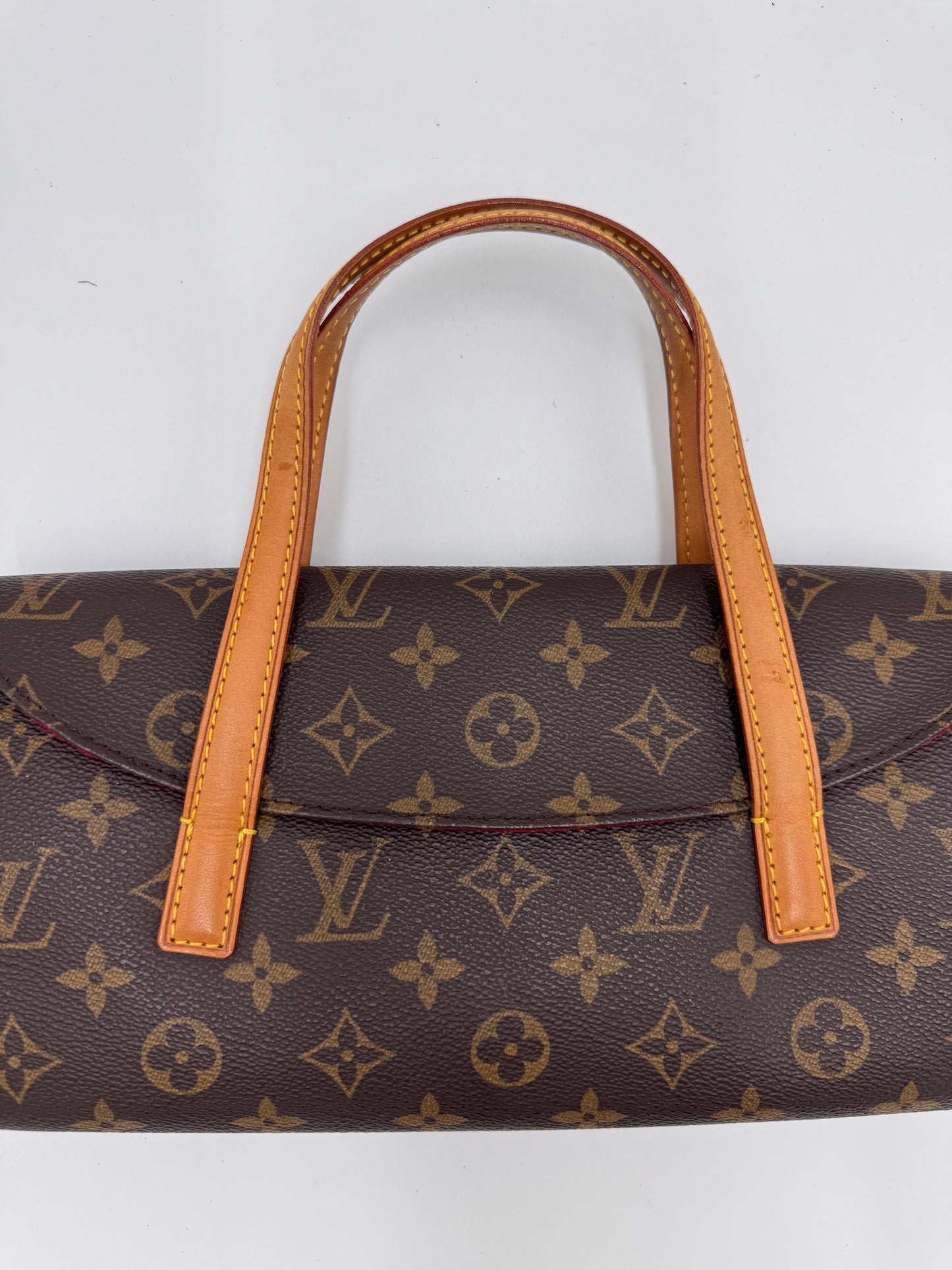 Exklusive Ansicht von Details der preloved Louis Vuitton Sonatine (Schultertasche).