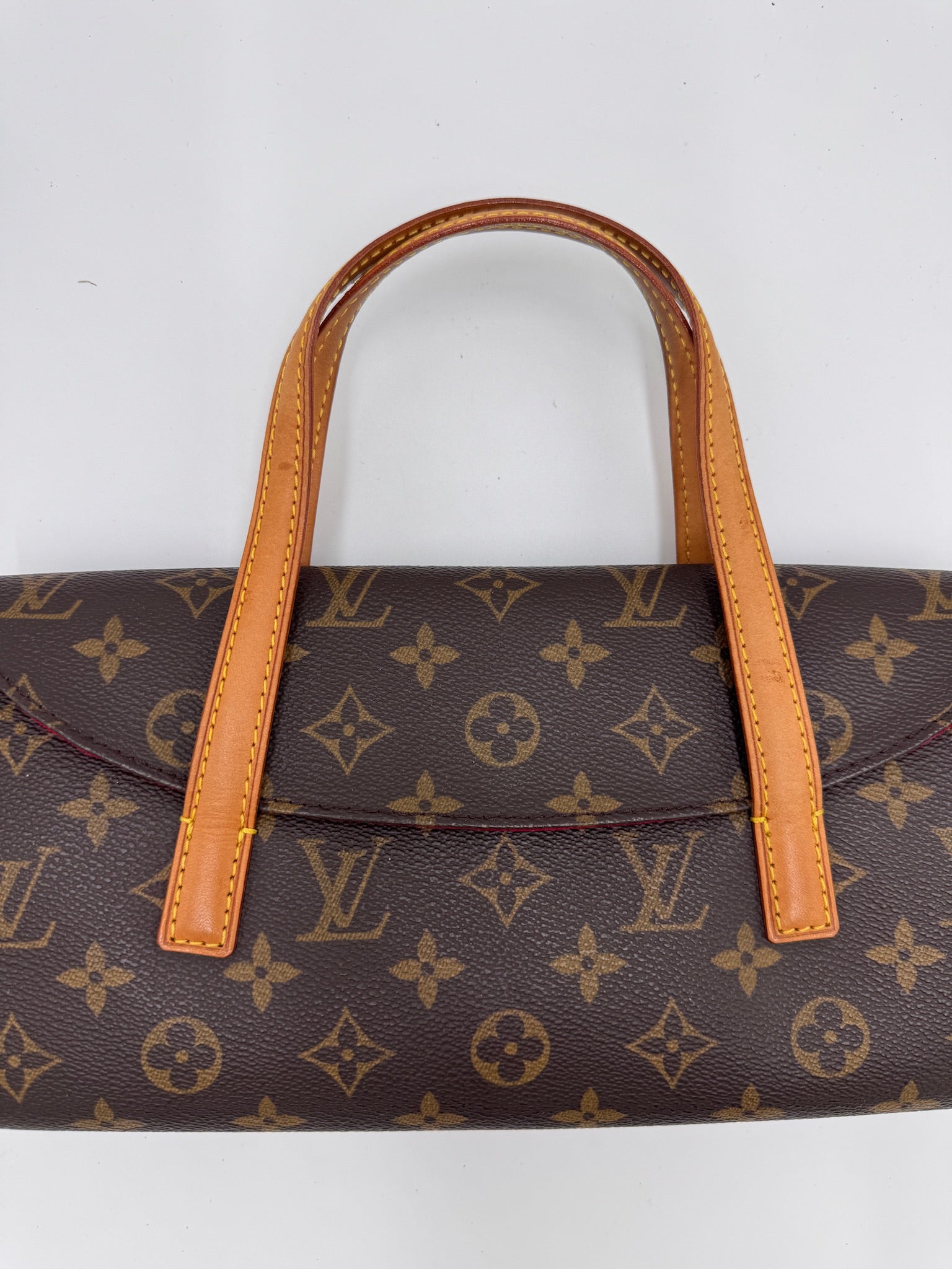 Exklusive Ansicht von Details der preloved Louis Vuitton Sonatine (Schultertasche).
