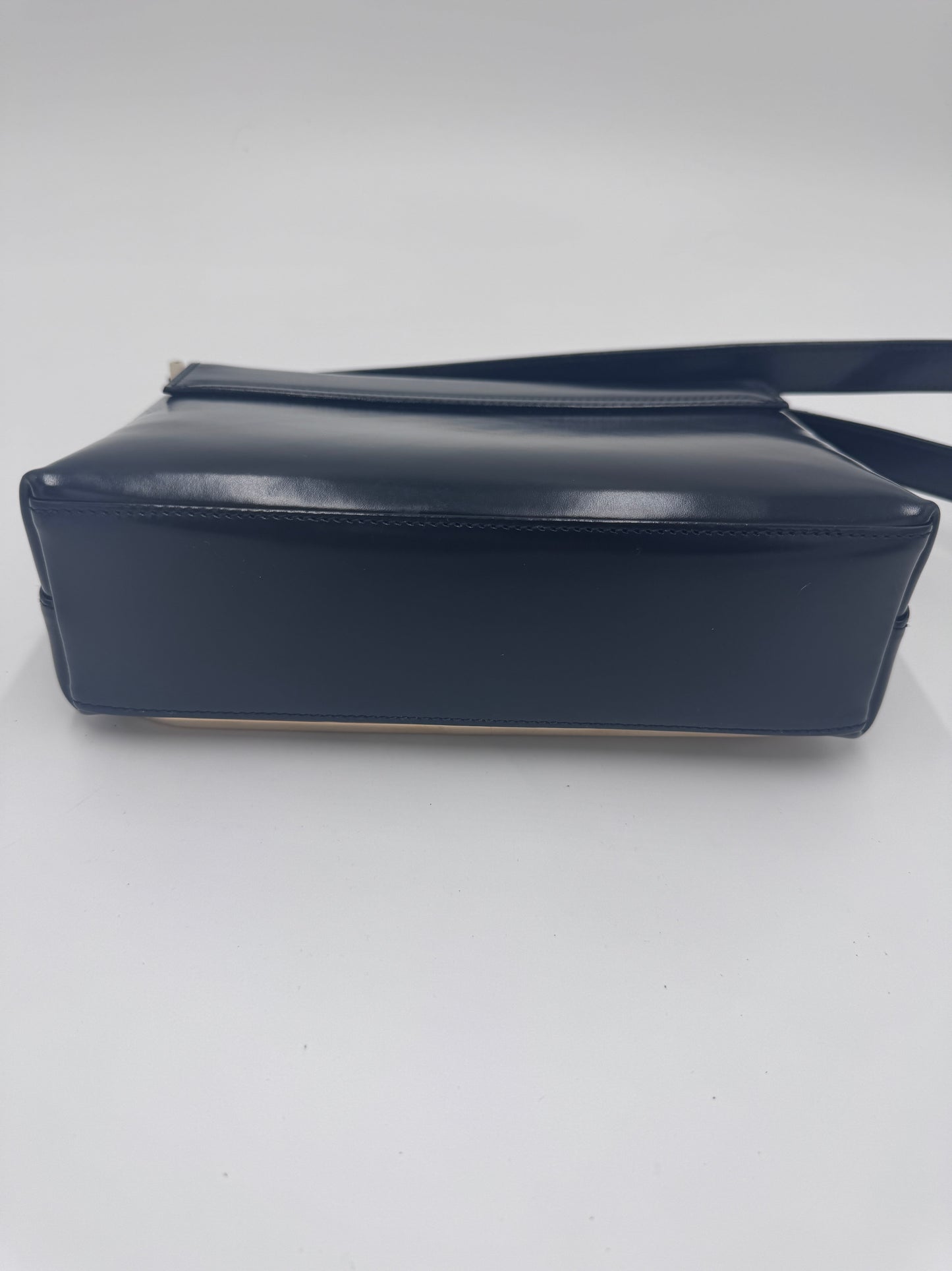 Taschenboden der vintage Gucci Shoulder Bag – robuste Basis in schwarz.