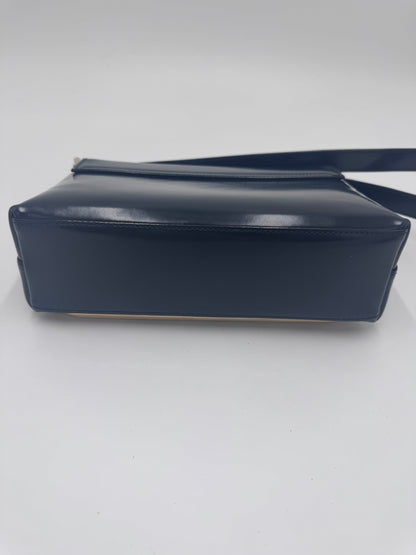 Taschenboden der vintage Gucci Shoulder Bag – robuste Basis in schwarz.