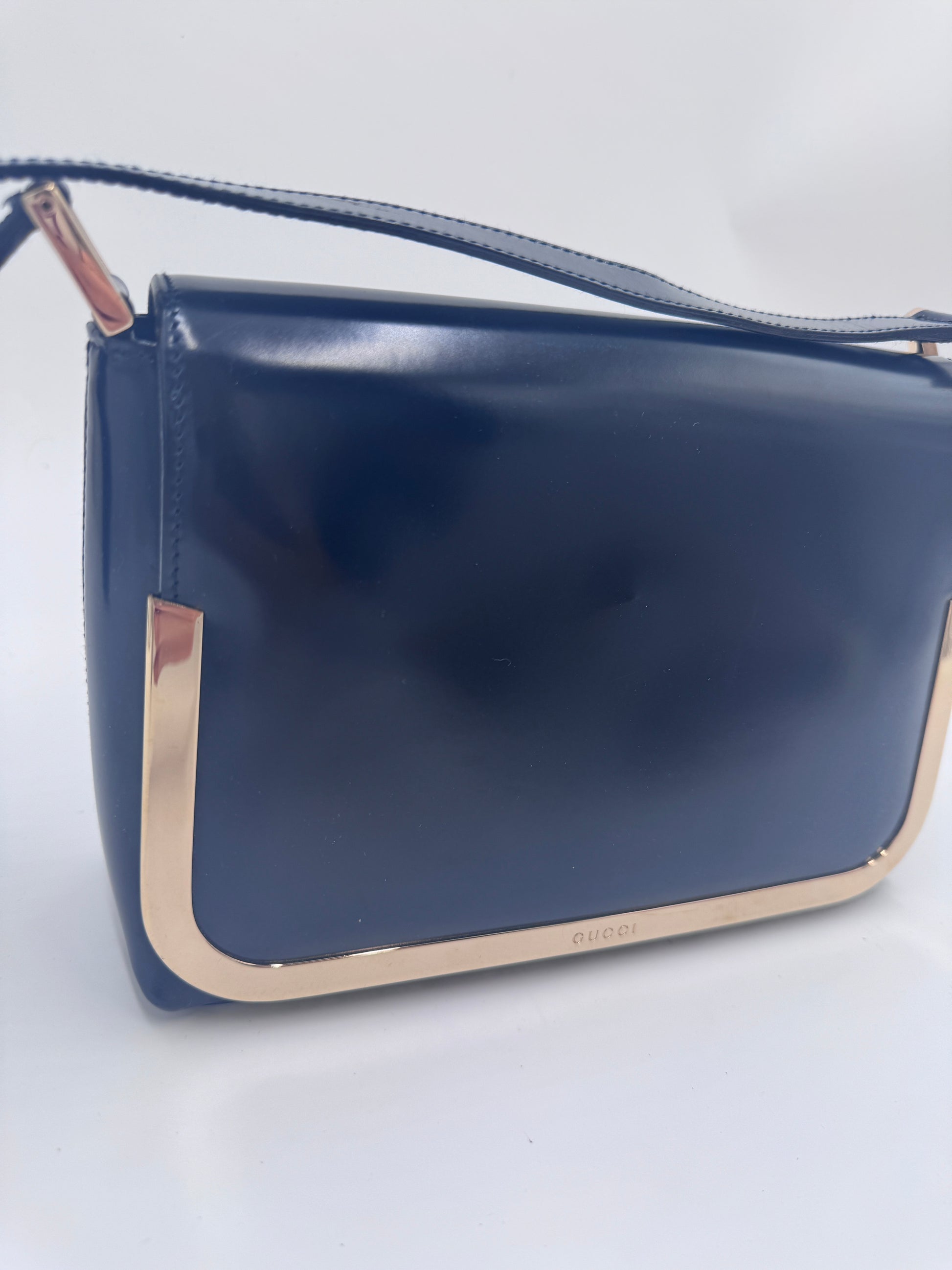 Hardware-Detailansicht der secondhand Gucci Shoulder Bag – glänzend in Szene gesetzt.