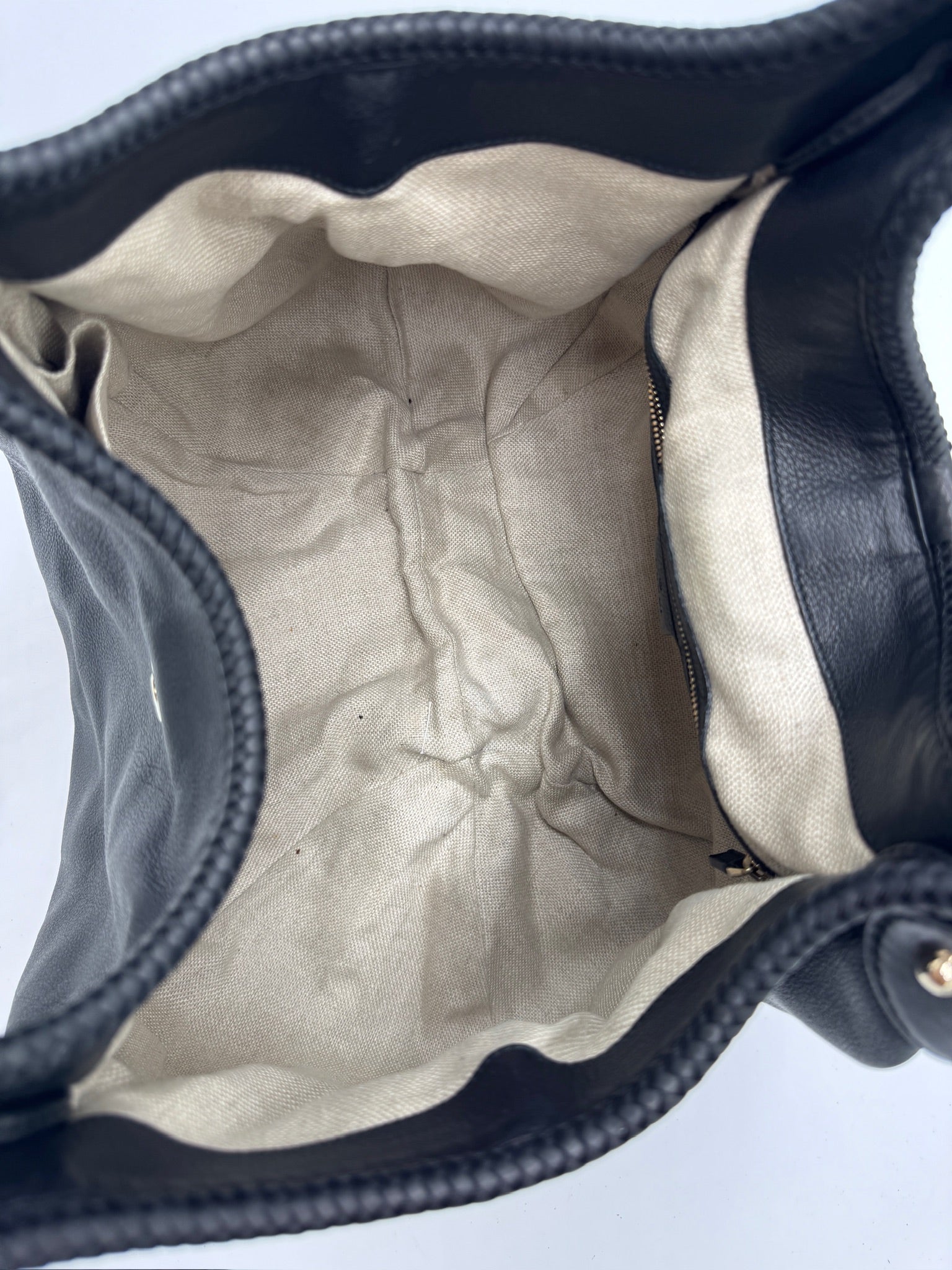 Innenraum dieser luxuriösen Gucci Shopper – Secondhand-Stil mit Klasse.