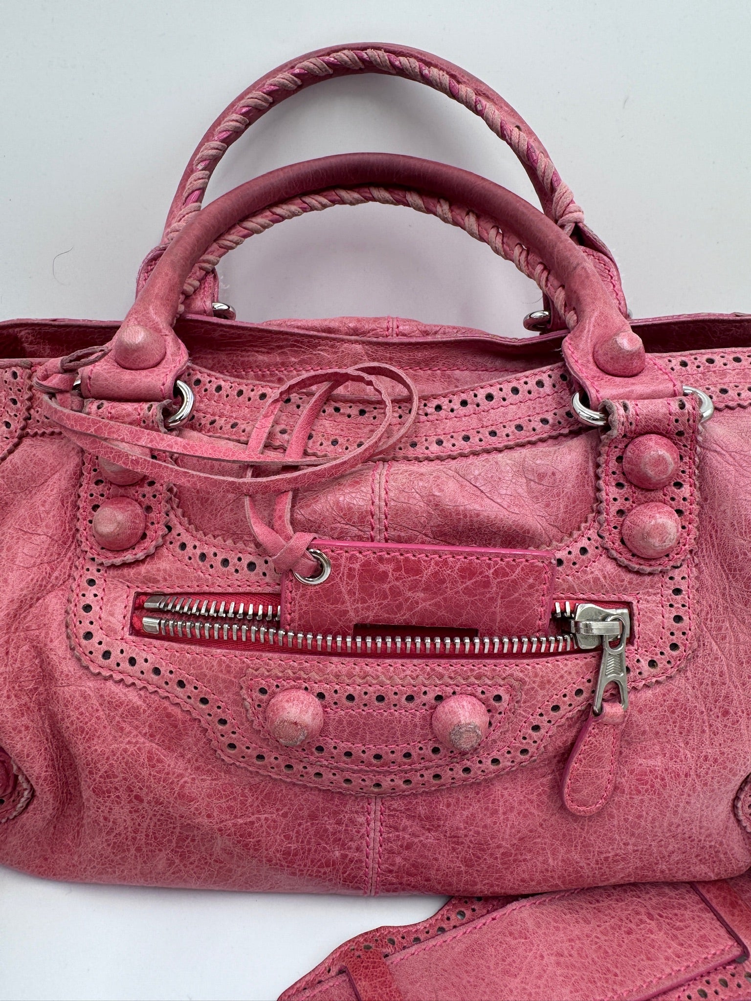 Detail Ansicht von vorne der Balenciaga The City Schultertasche, Details des schwarzen Leders