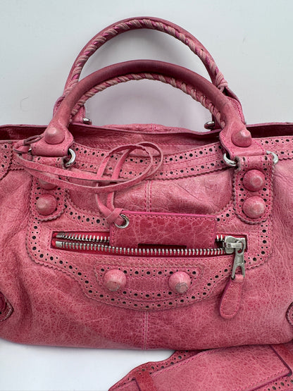 Detail Ansicht von vorne der Balenciaga The City Schultertasche, Details des schwarzen Leders