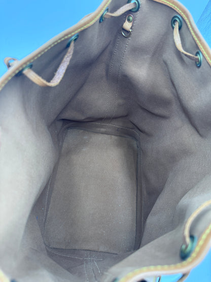 Innenraum dieser luxuriösen Louis Vuitton Noe Grande – Secondhand-Stil mit Klasse.
