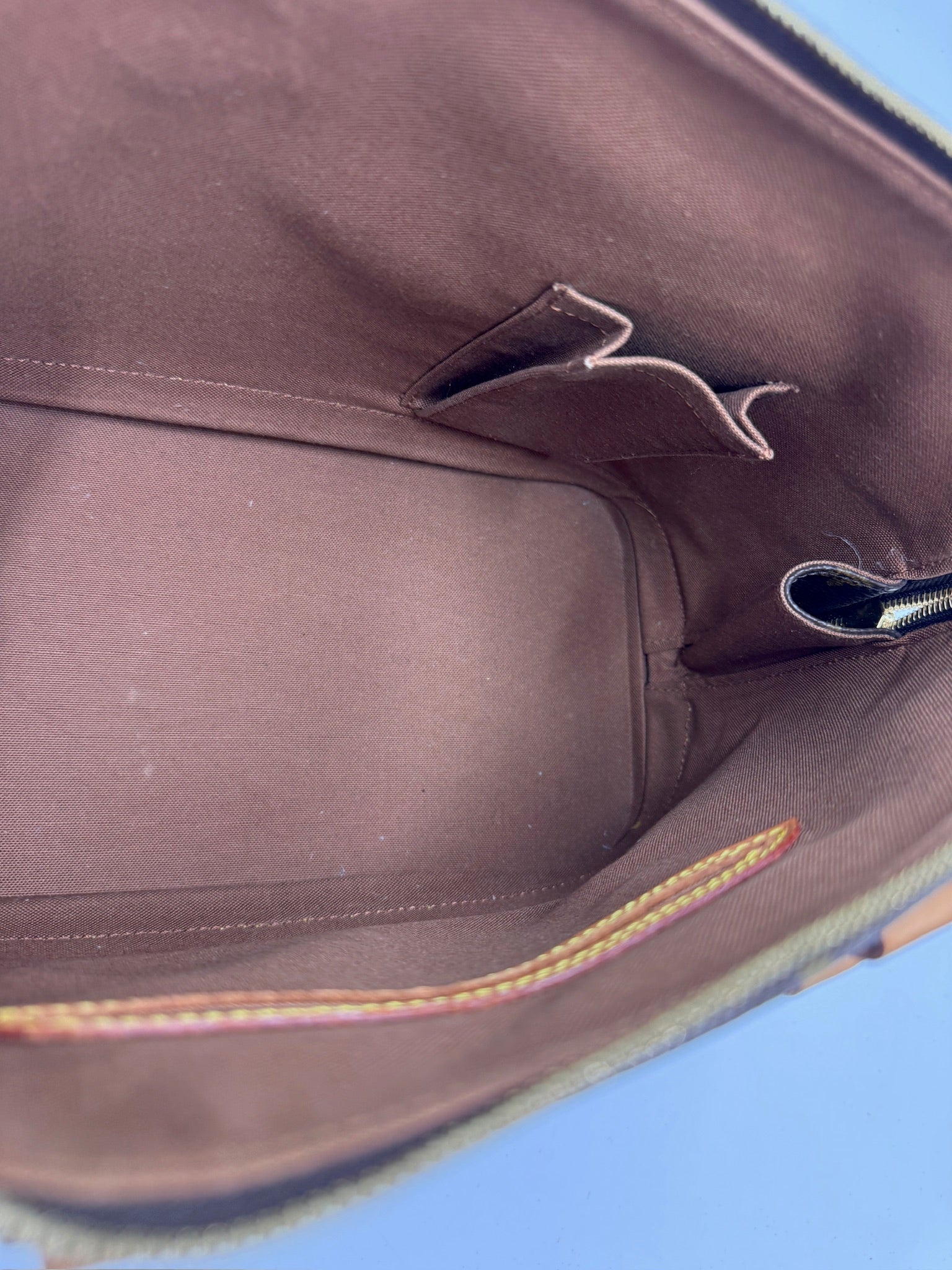 Innenansicht der secondhand Louis Vuitton Alma PM in Monogram – organisiert und stilvoll.