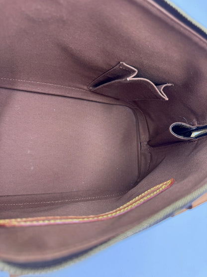Innenansicht der secondhand Louis Vuitton Alma PM in Monogram – organisiert und stilvoll.