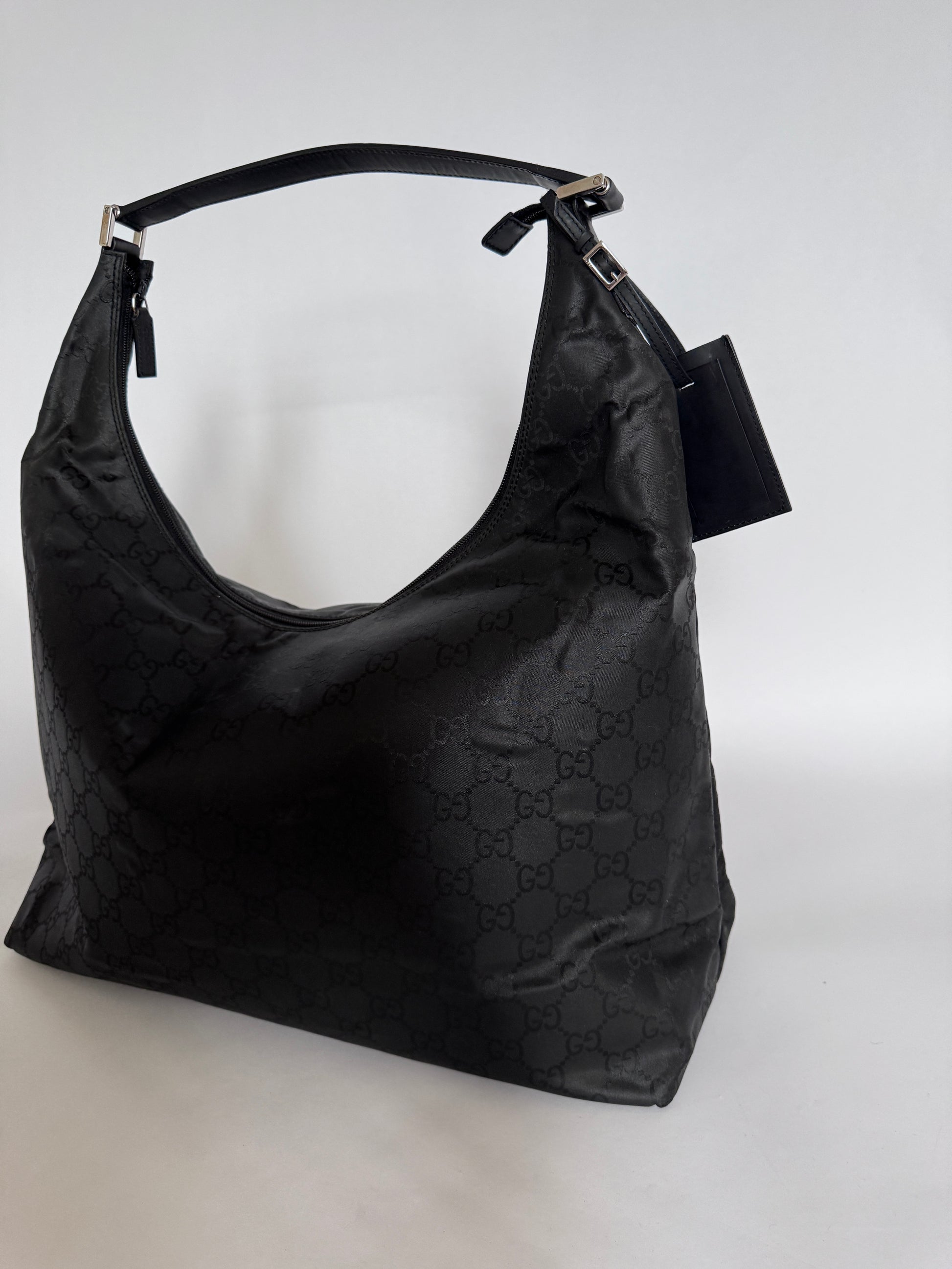 Detailaufnahme der Seitenansicht dieser schwarz preloved Reisegepäck-Tasche.