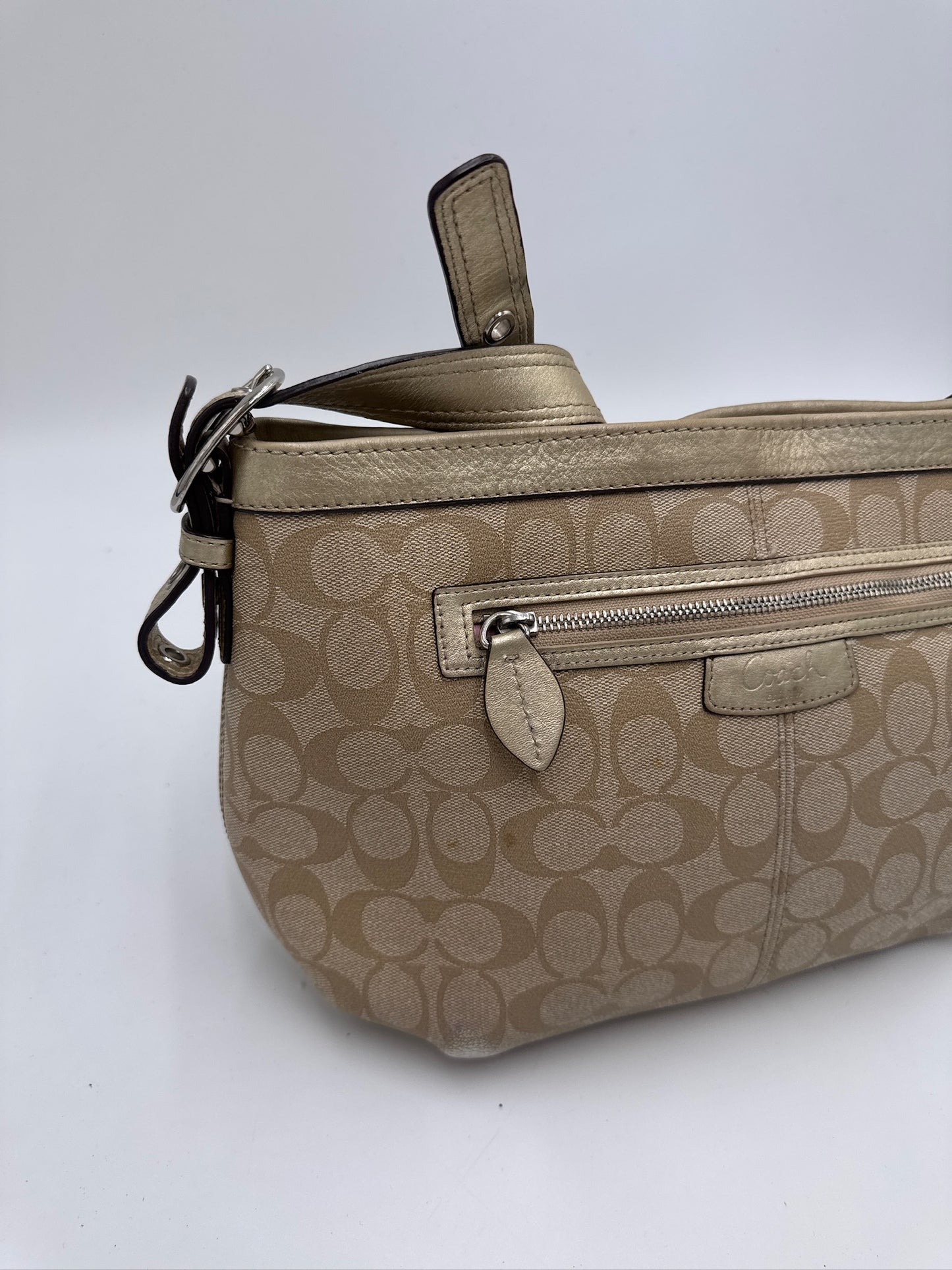 Detailaufnahme der Seitenansicht dieser Gold secondhand Schultertasche-Tasche.