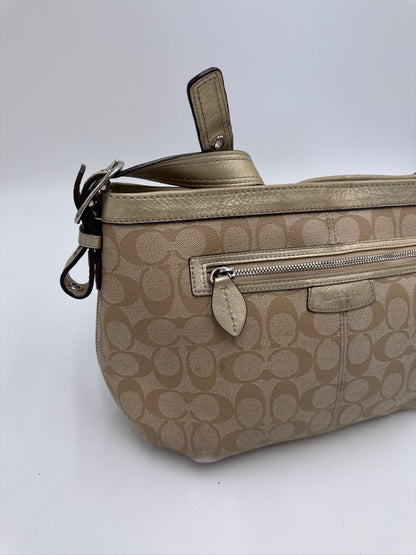 Detailaufnahme der Seitenansicht dieser Gold secondhand Schultertasche-Tasche.